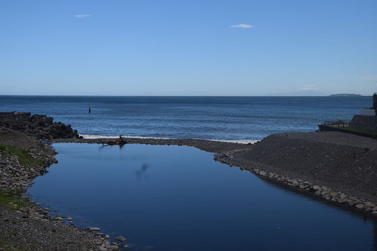 The Yugawara coast at the Chitose River mouth on Sagami Bay, near the Yoshihama beach area.