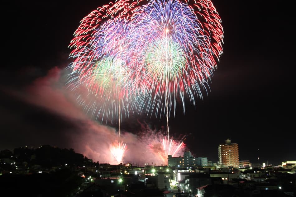 湯河原の町並みの上に広がる色鮮やかな海上花火