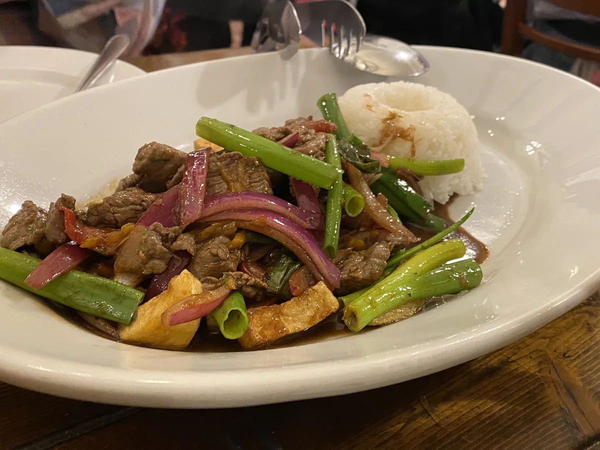 荒井商店の牛肉、野菜、じゃがいも、ご飯を盛り合わせたロモ・サルタード