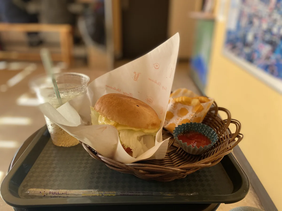 カオスのハンバーガー、ポテト、ソース、ドリンク