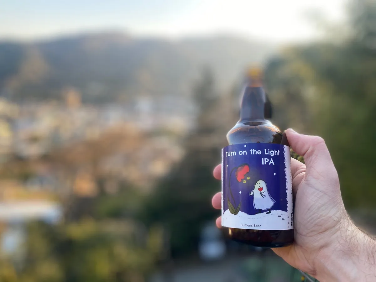 湯河原の景色を背景に持つHUMANS BEERのTurn on the Light IPA