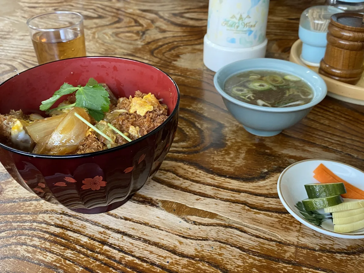 王ちゃんの汁物と漬物を添えたカツ丼