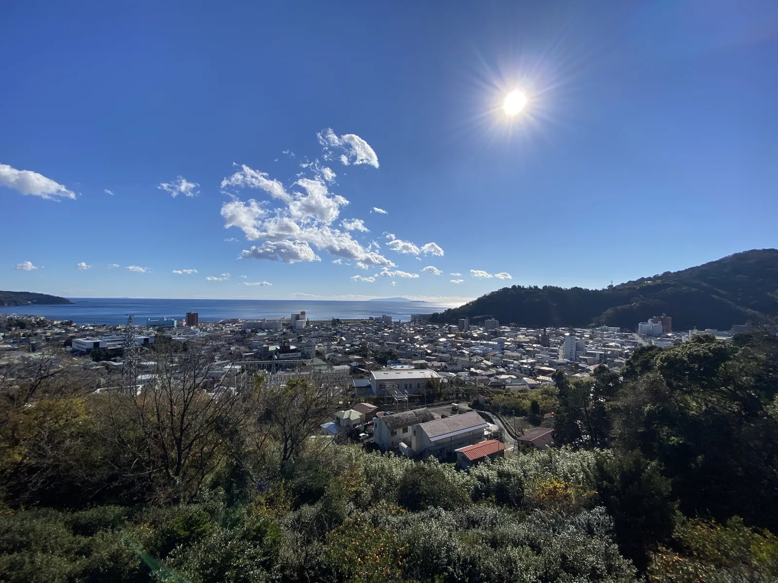 丘から見た湯河原。町の向こうに相模湾