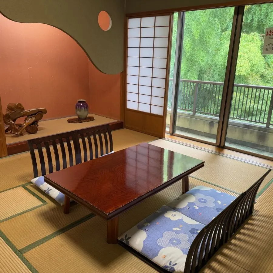 緑に面した窓と座卓がある、こごめの湯の休憩室