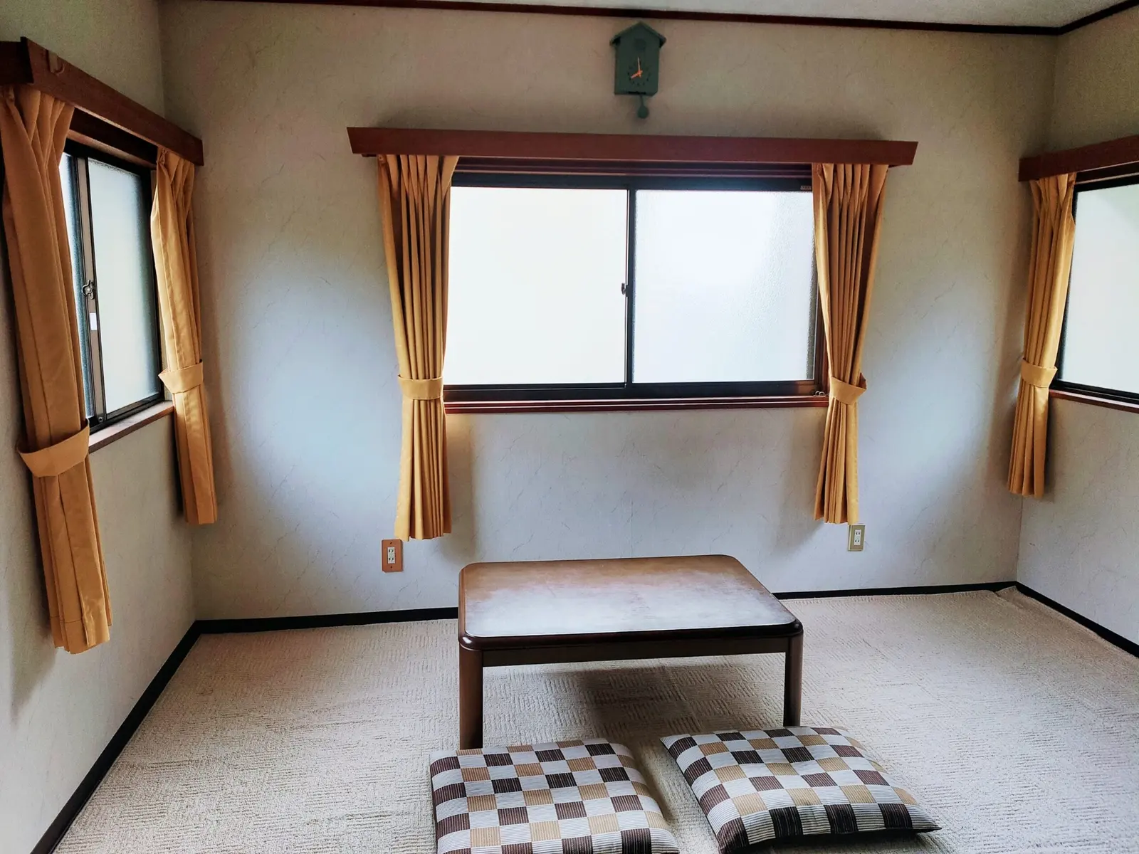 幕山ハウスの座卓と座布団のある部屋