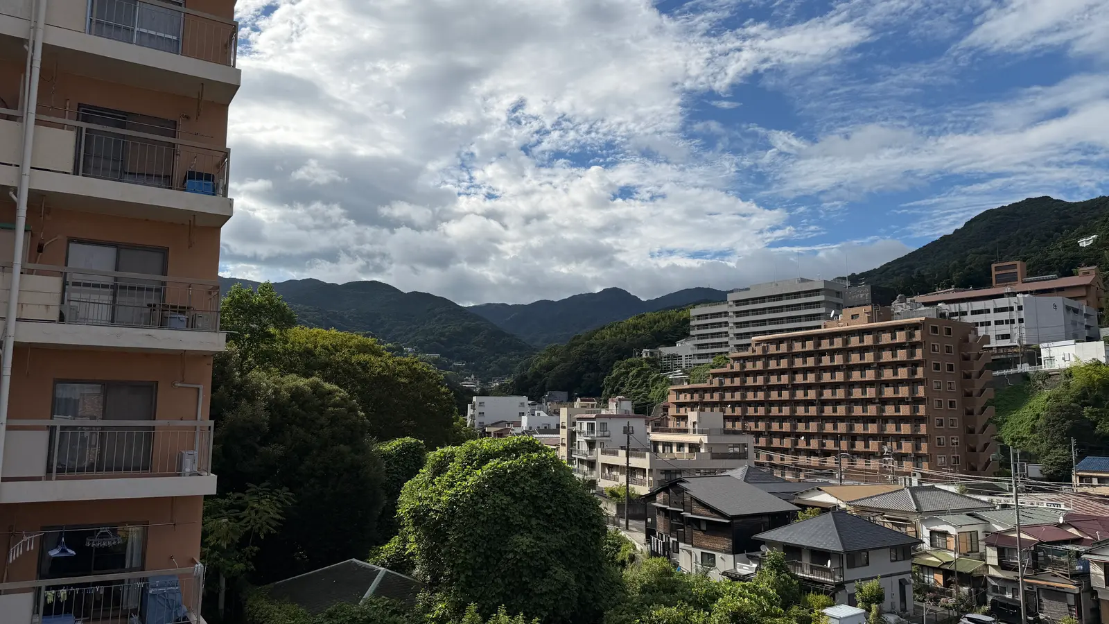 万葉公園近くの屋根と丘