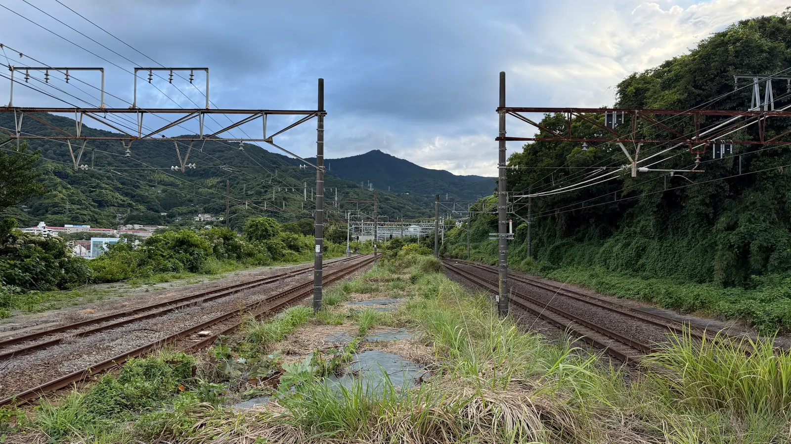 山を背にした湯河原の線路