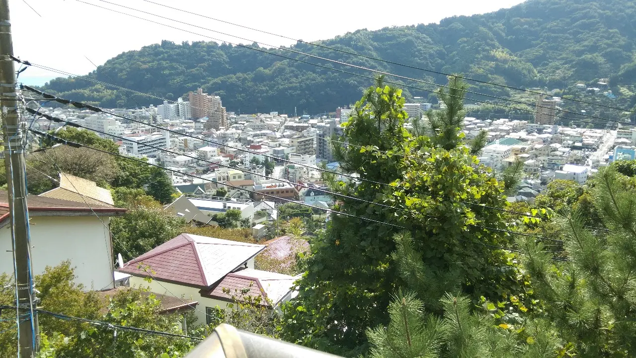 シェアハウス湯河原から見た湯河原の町と山