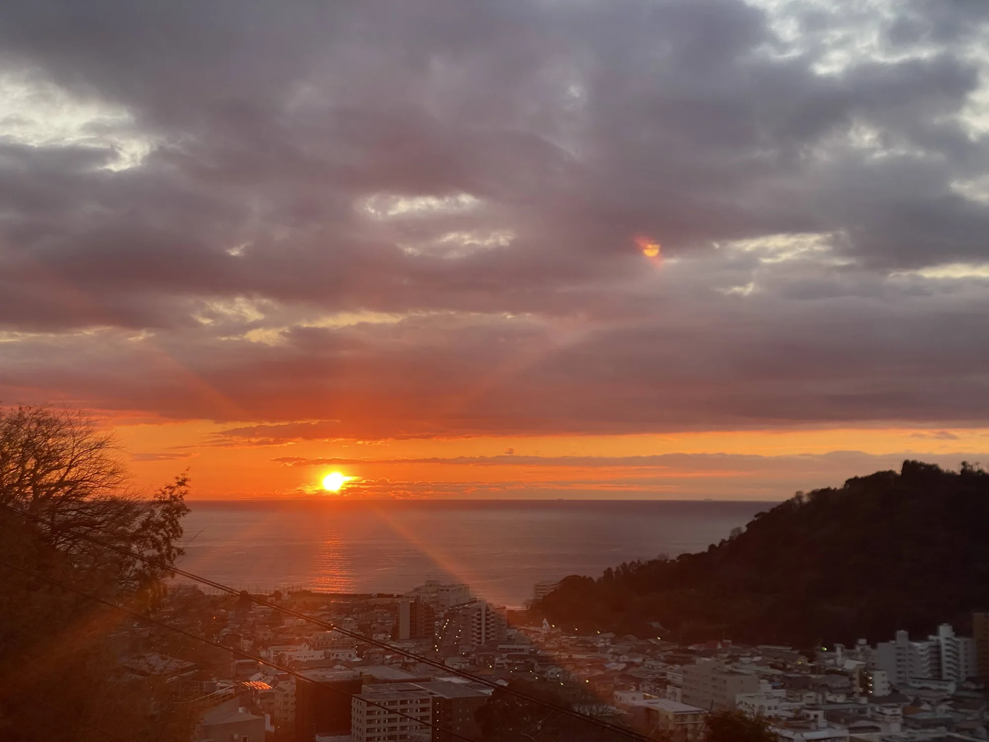 湯河原の町の向こう、相模湾から昇る朝日