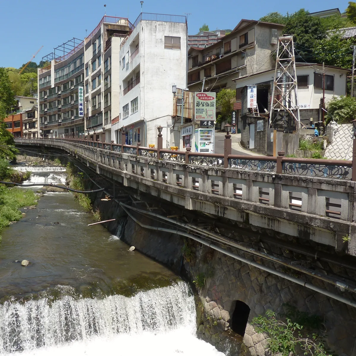湯河原の温泉場を流れる藤木川。堰、道路の橋、源泉の鉄のやぐら