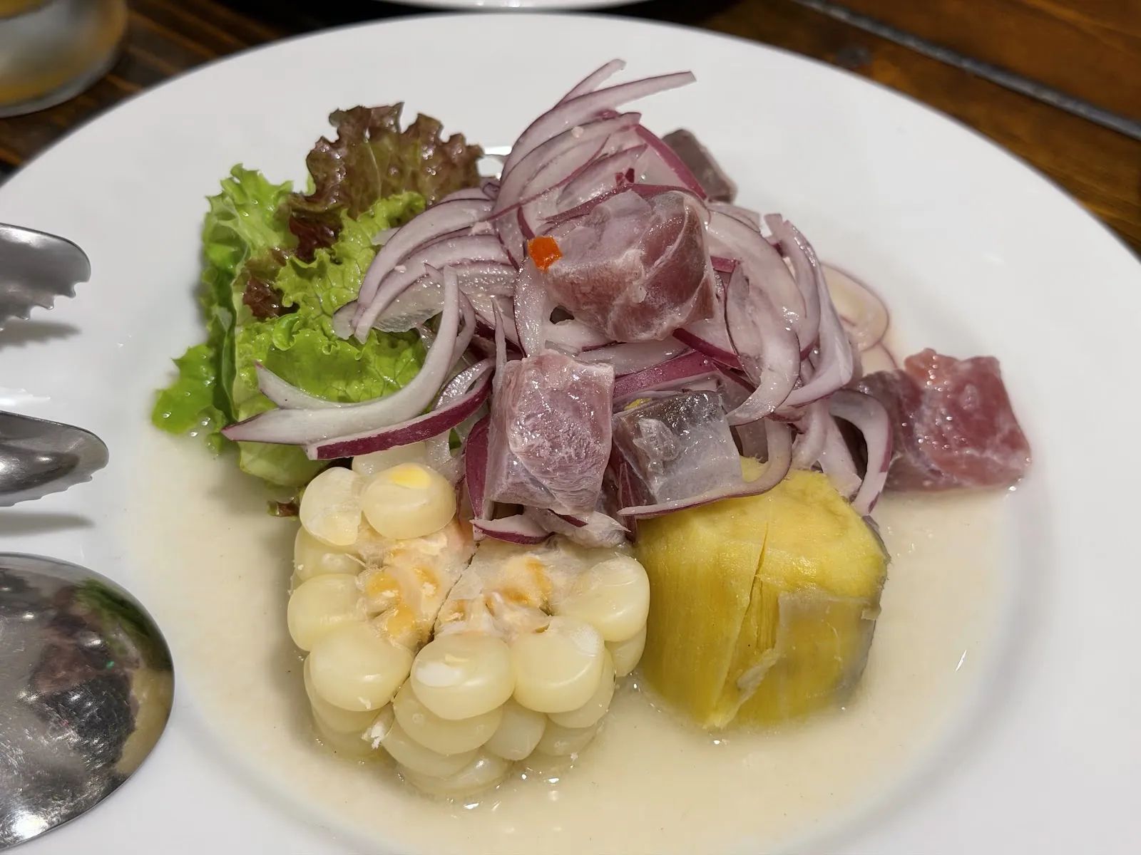 紫玉ねぎ、とうもろこし、さつまいもを添えたセビーチェ