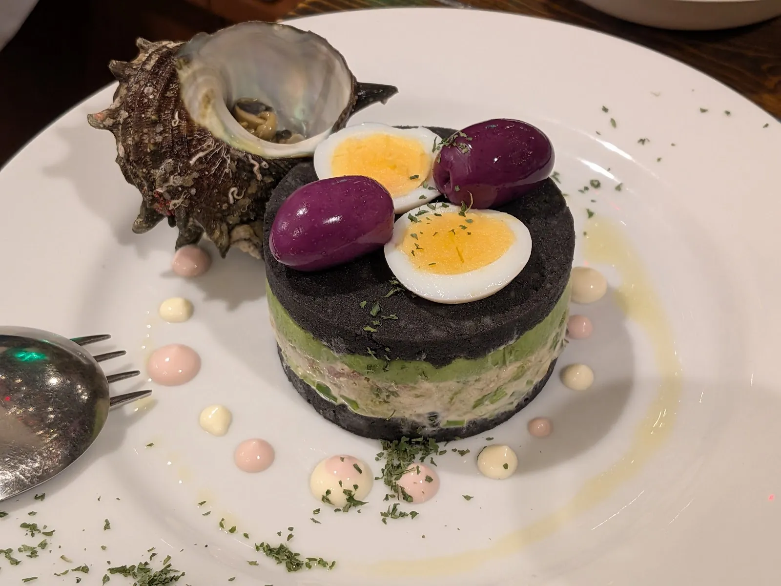 卵とオリーブを添えたじゃがいもの重ね料理「カウサ」