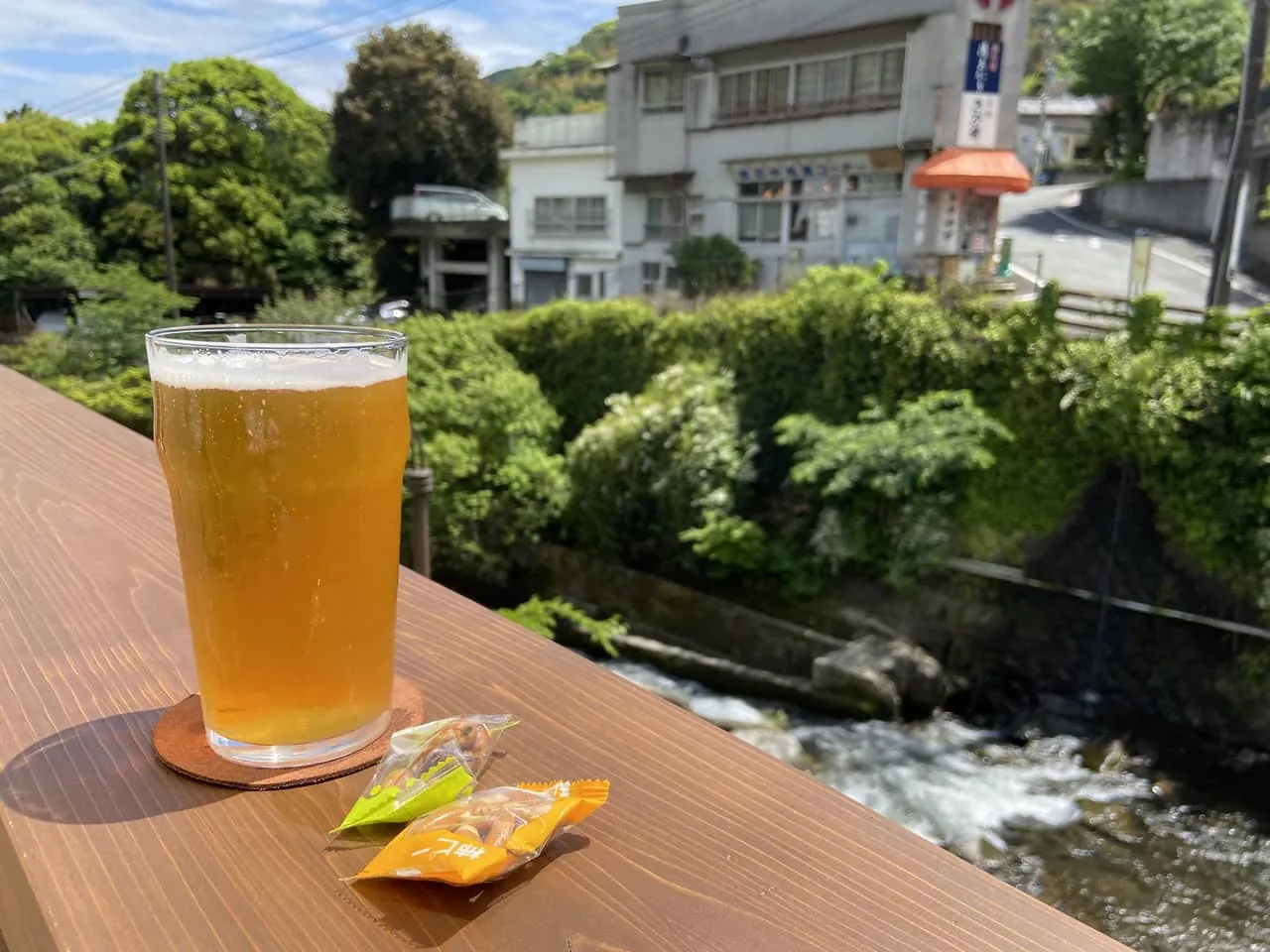 千歳川を見下ろすテラスのビール