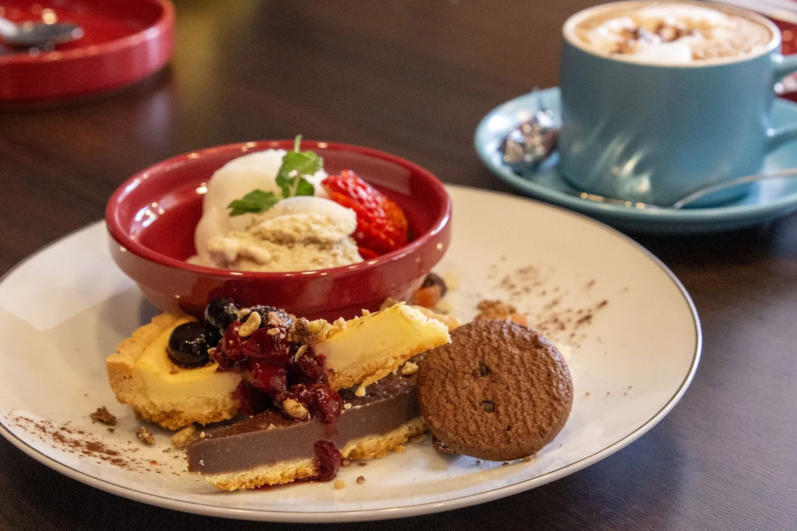 ケーキとカプチーノ