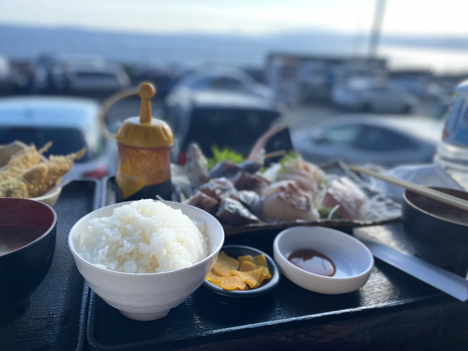 港を望む窓際の定食