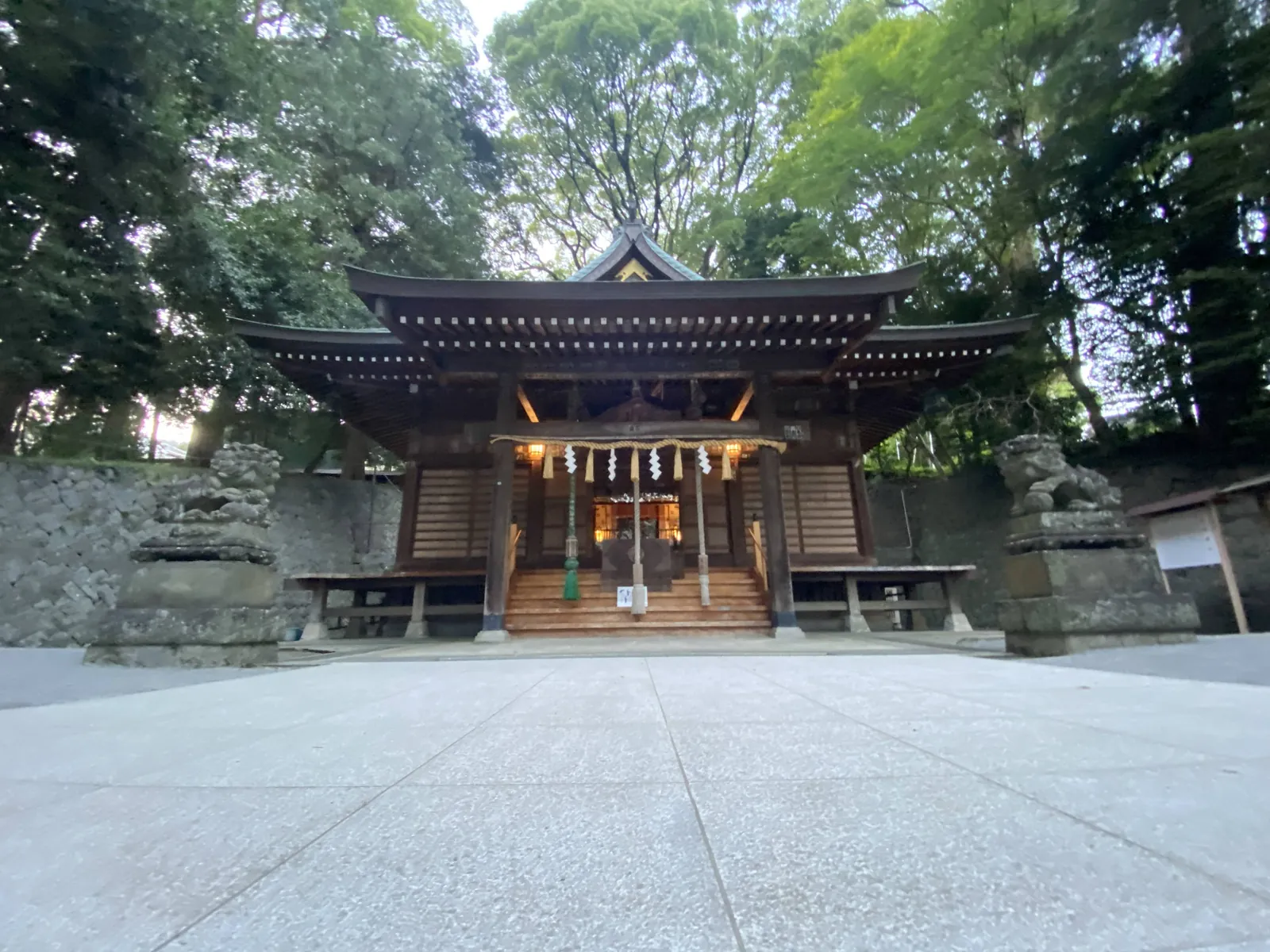 狛犬が守る五所神社の拝殿