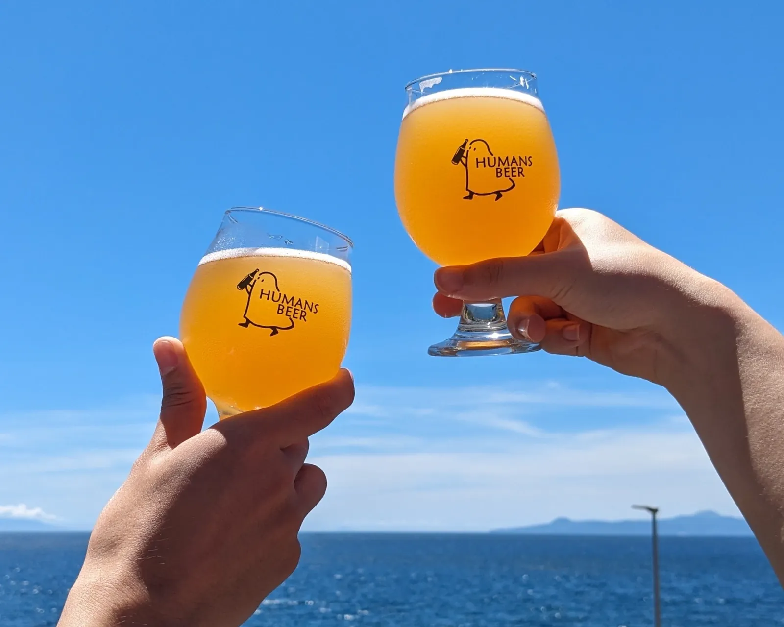 海を背にしたビール