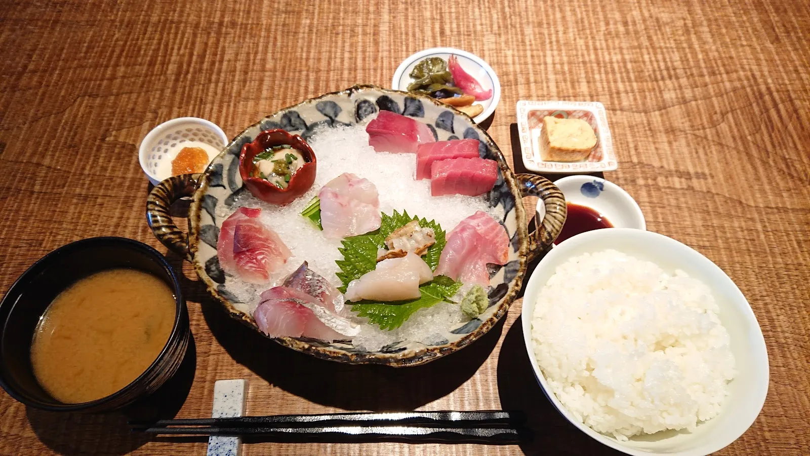氷を敷いた刺身の盛り合わせ、ご飯、味噌汁