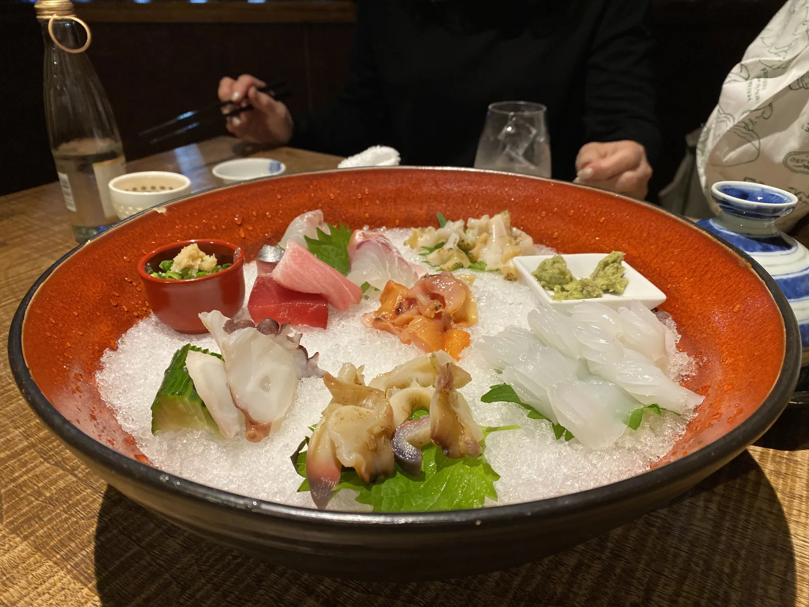 氷を敷いた大皿の刺身