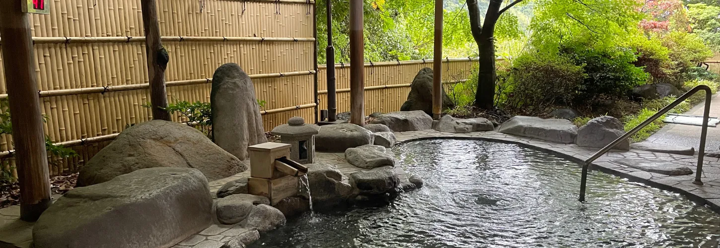 こごめの湯の岩風呂の露天