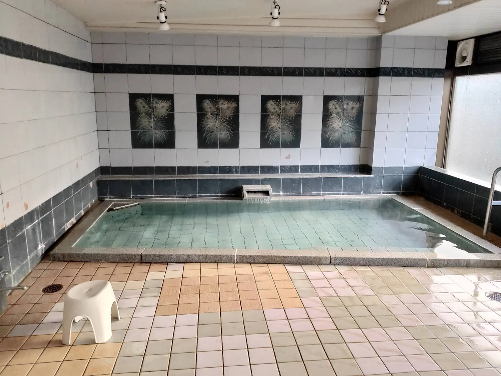 自家源泉を引くタイル張りの浴場