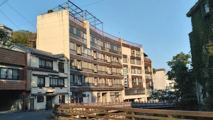 川沿いに建つ光陽館と周りの宿