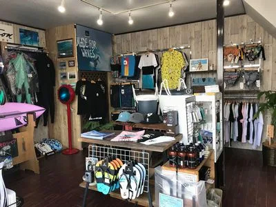 店内のウェットスーツとサーフ用品