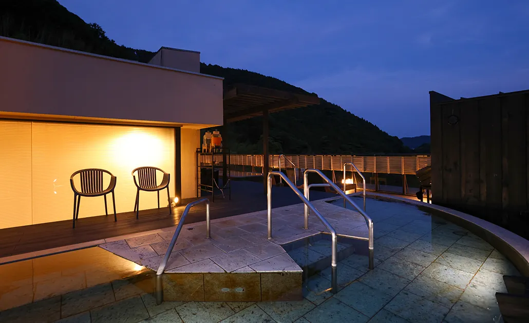 夕暮れの露天風呂