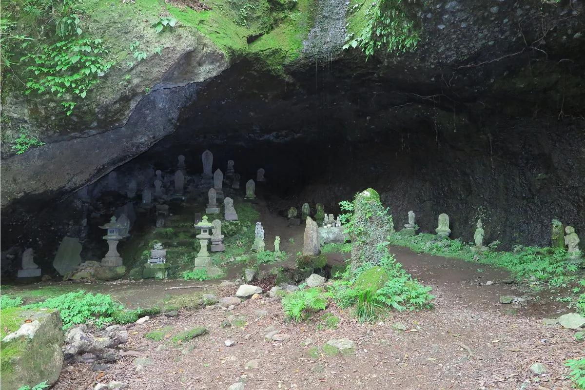 Stone Buddhas in Shitodo Cave