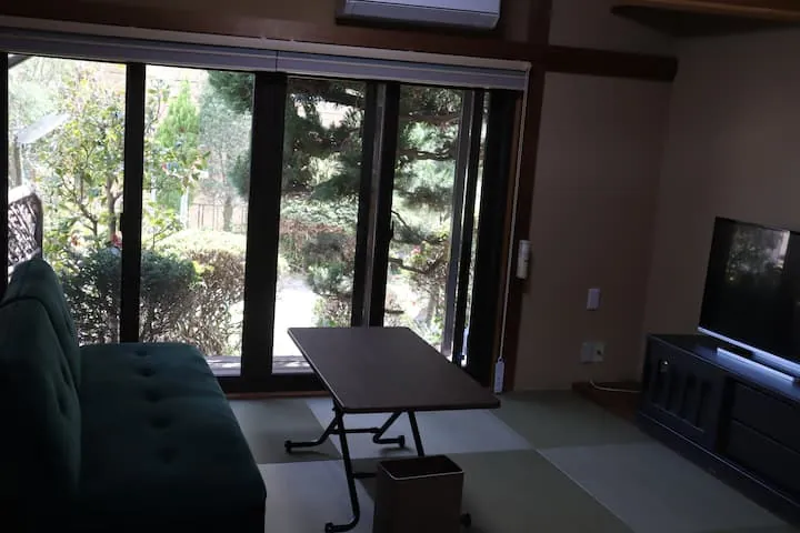 城山館の離れのリビングとダイニング