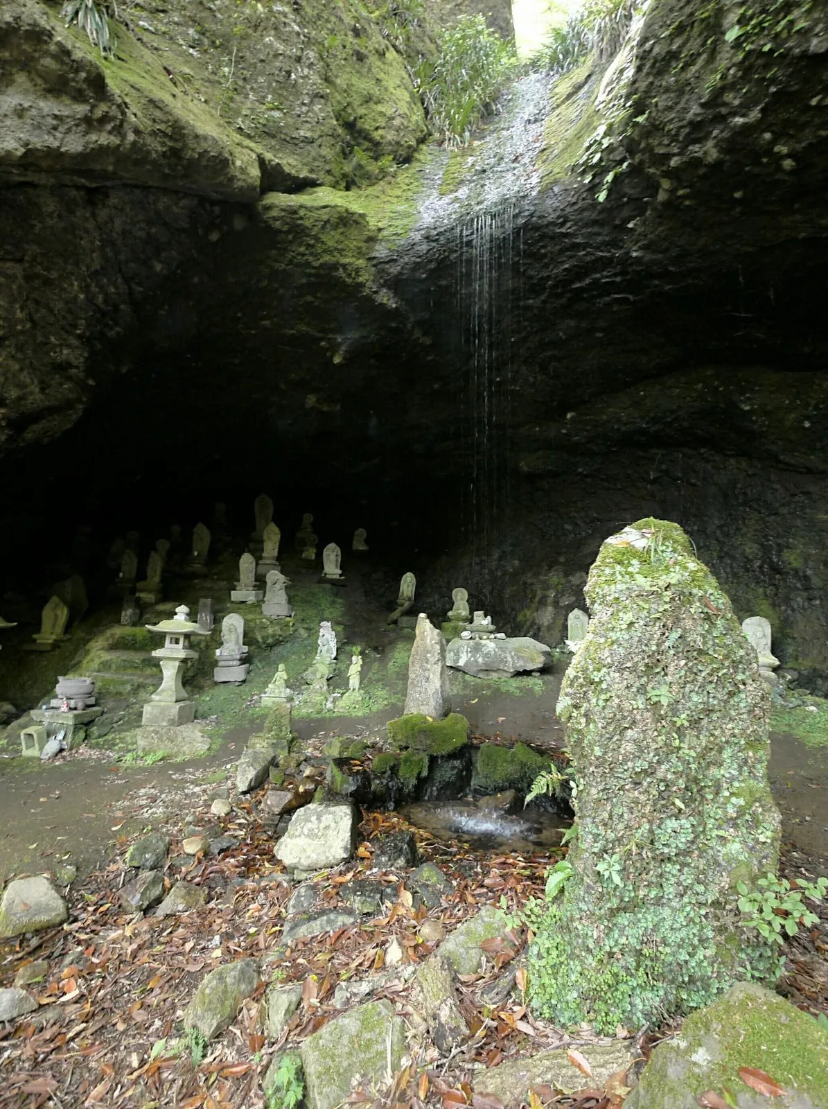 Stone Buddhas in Shitodo Cave