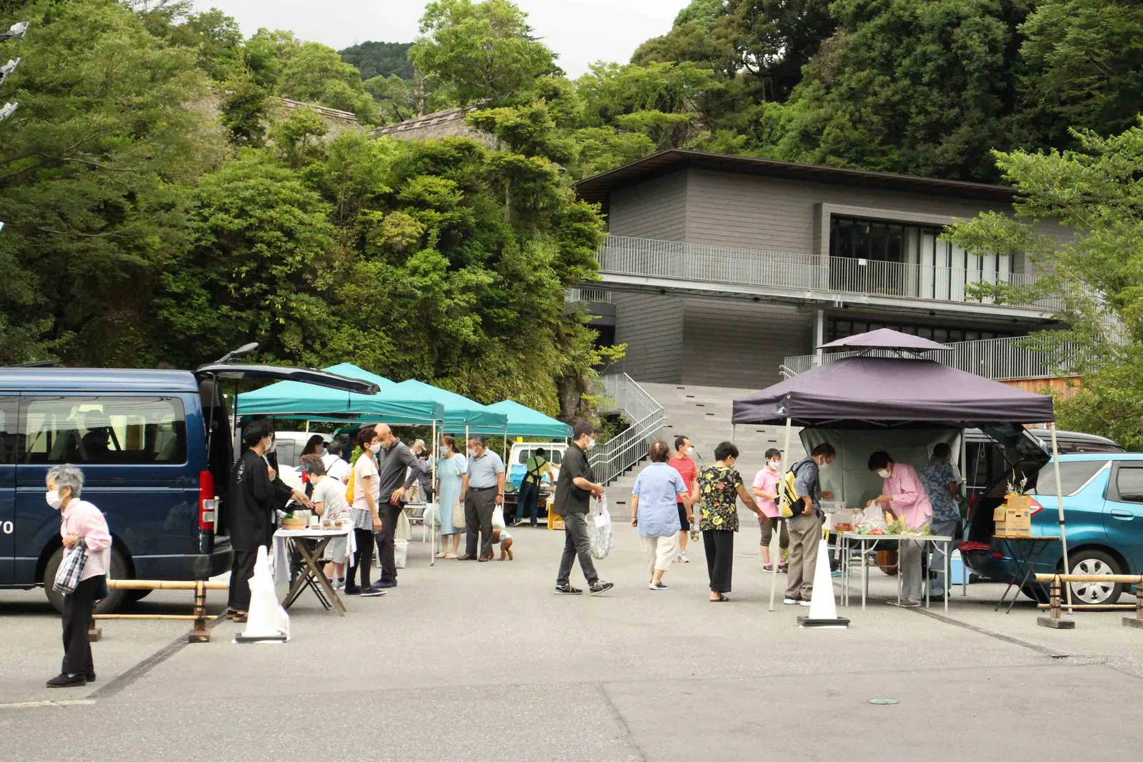 Sunday morning market in Man'yō Park