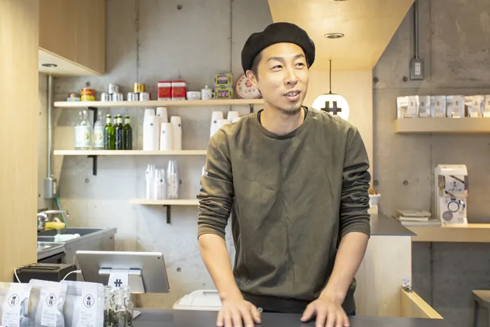 カウンターに立つ店主