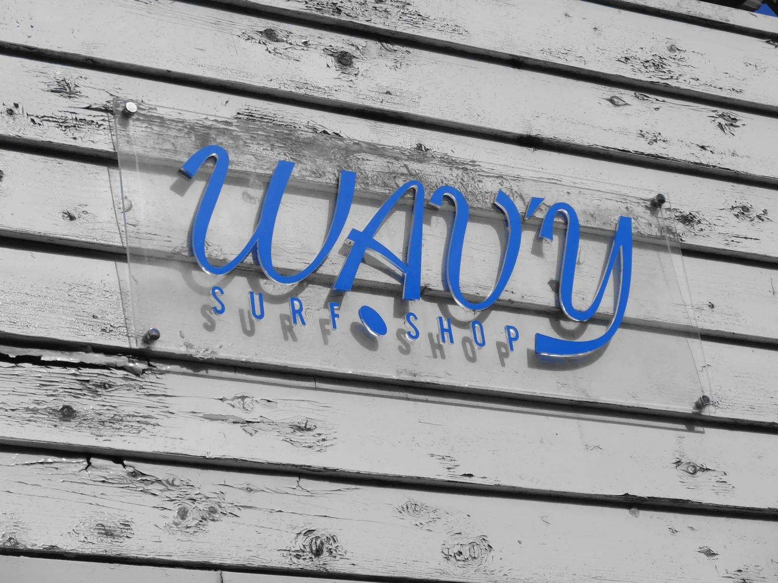 WAV'Yサーフショップの看板