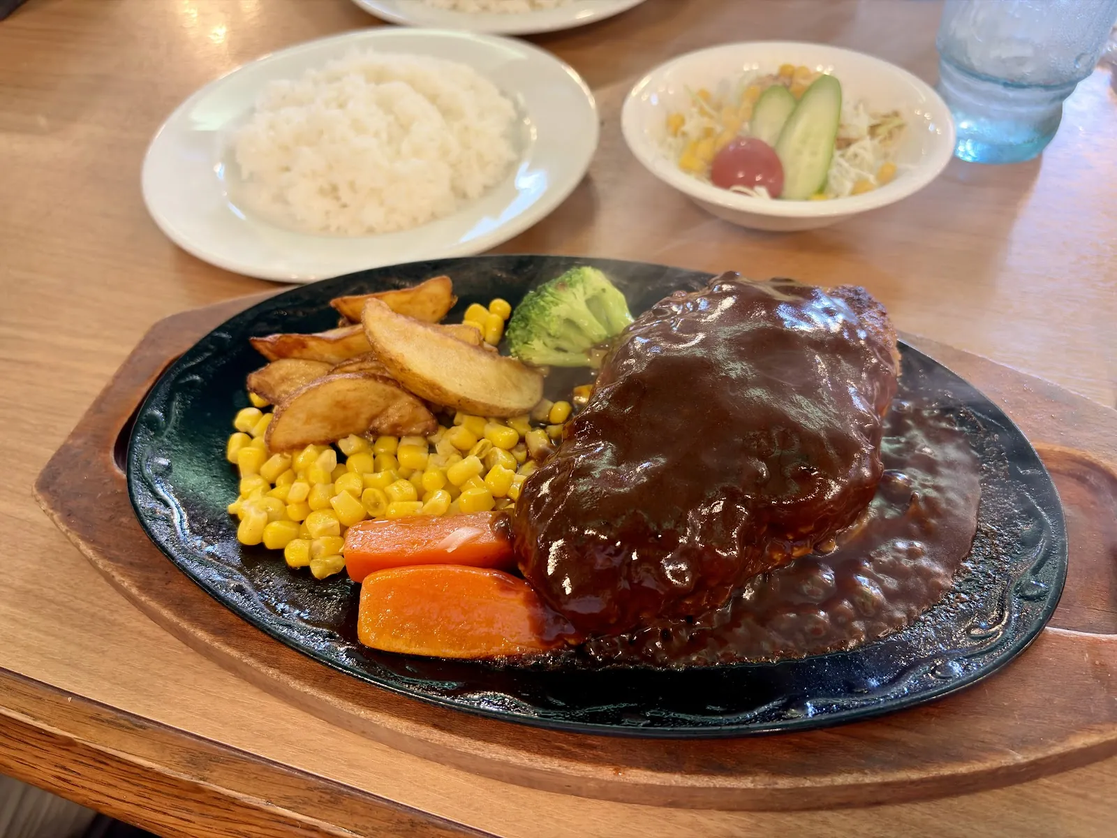 鉄板のハンバーグ