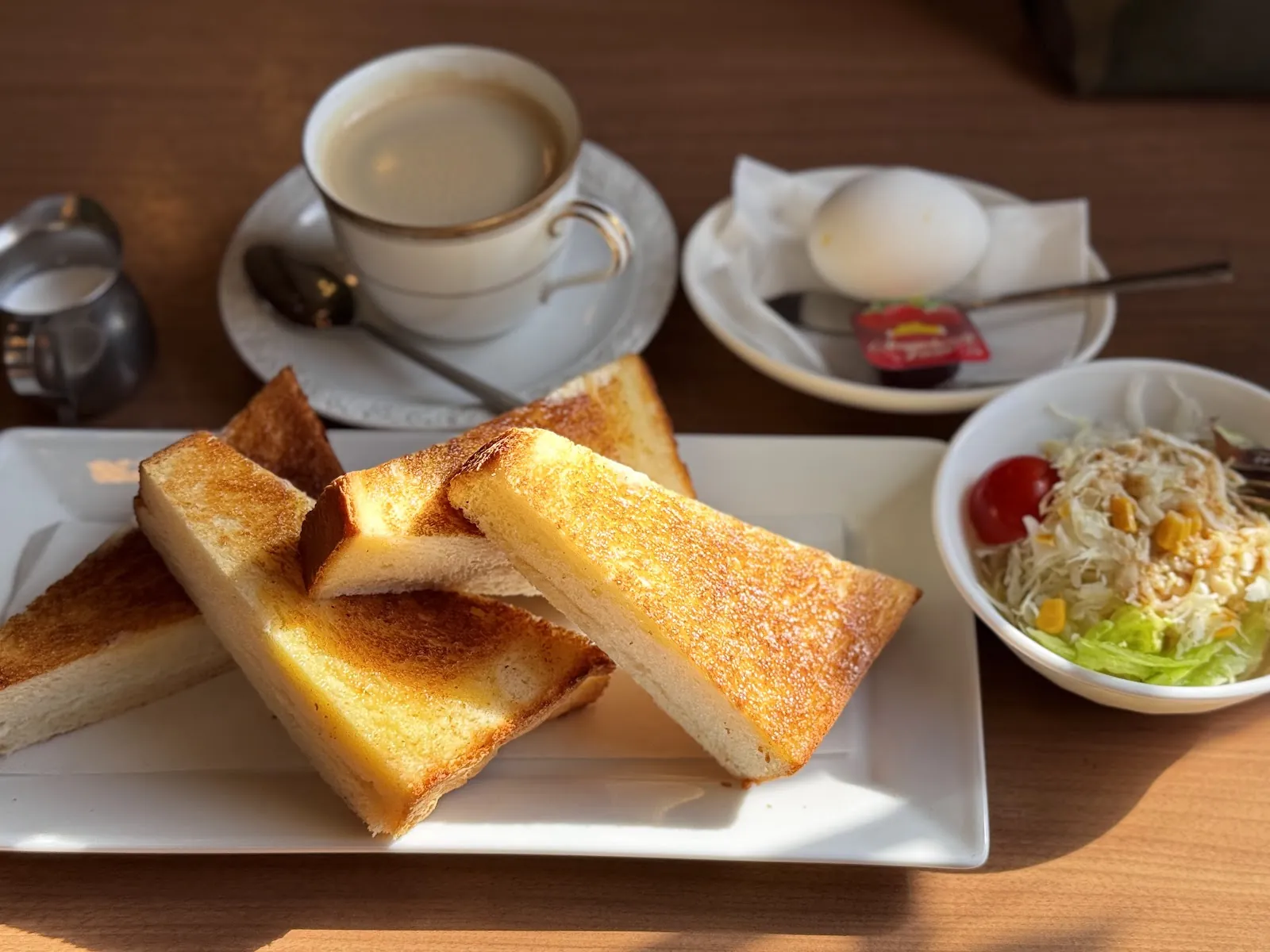 厚切りトーストとサラダ、コーヒー