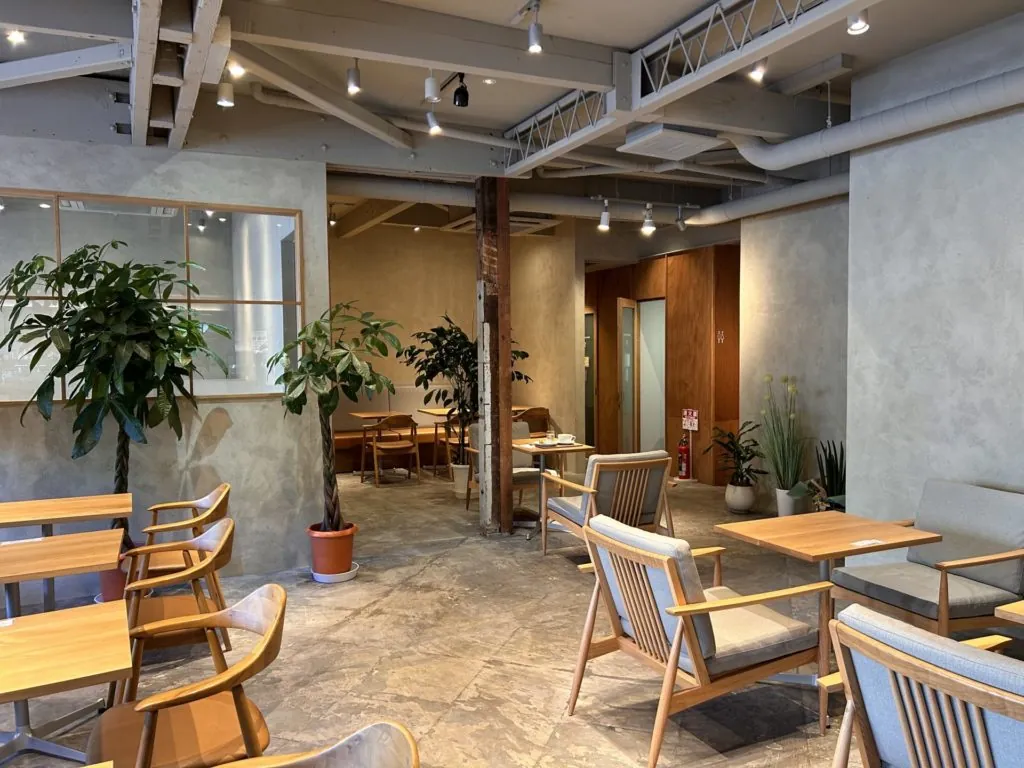 駅前の湯河原カフェの店内