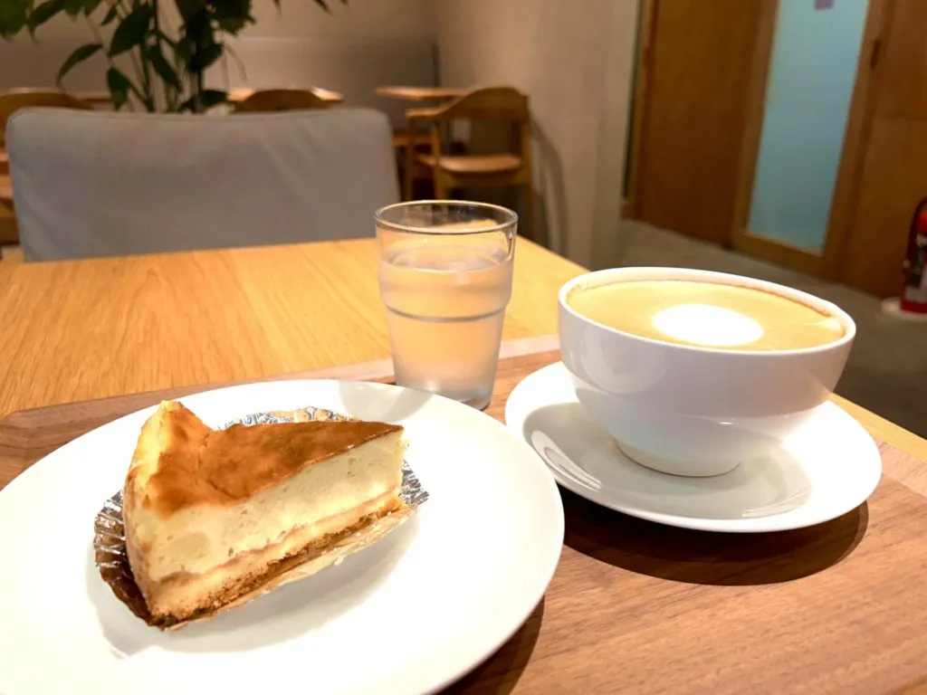 湯河原カフェのケーキとラテ