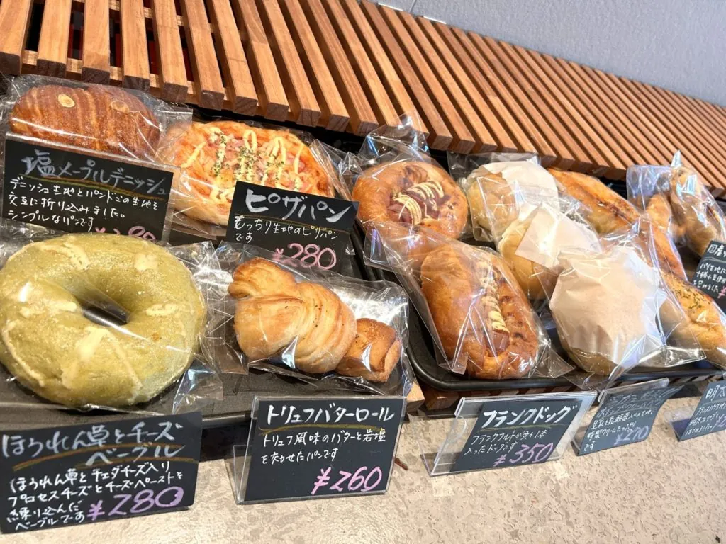 湯河原カフェのカウンターのパン