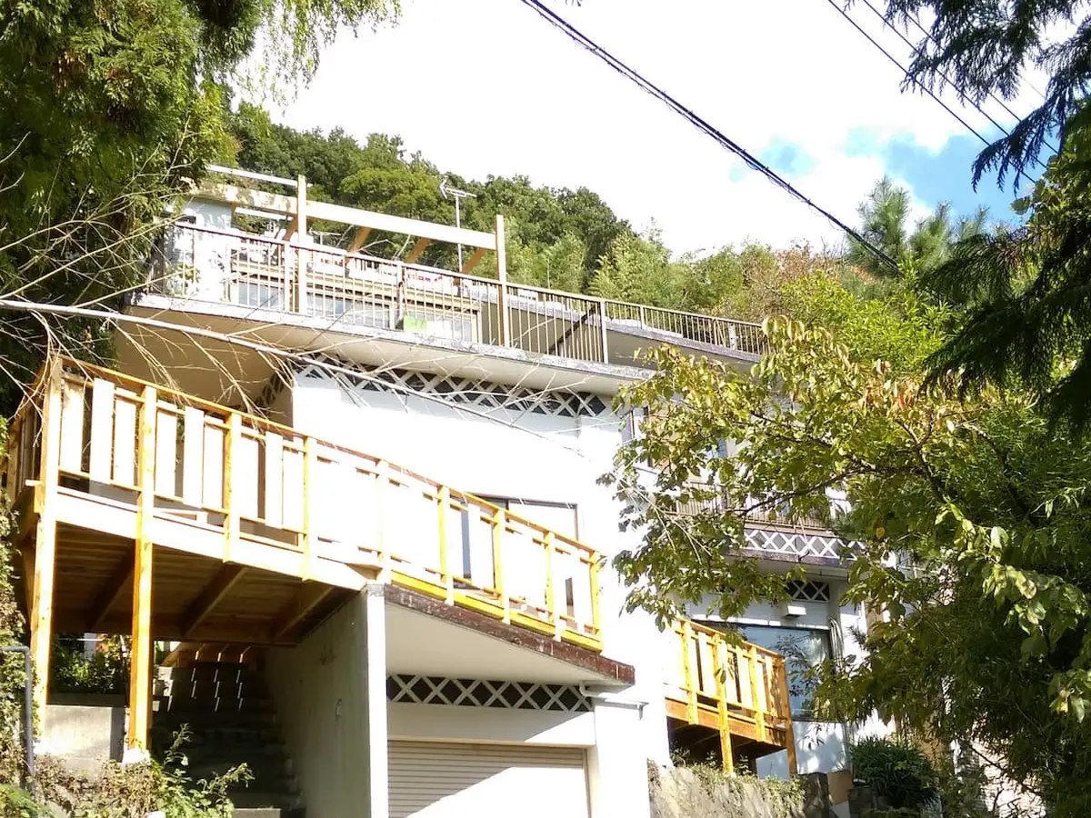 坂道から見た家とデッキ