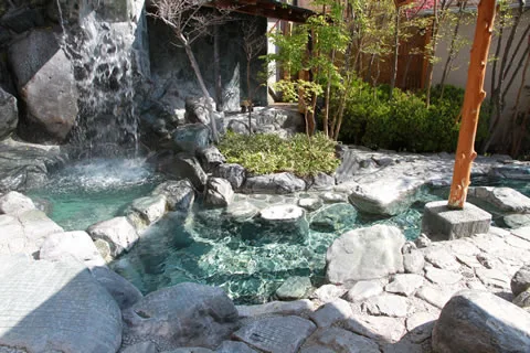 岩の湯船に落ちる大滝の湯