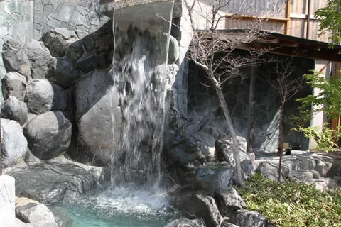 4mの高さから川風呂へ落ちる源泉